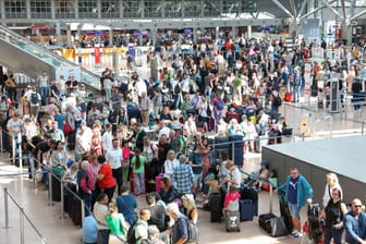 Zahlreiche Reisende warten im Hamburger Flughafen auf die Abfertigung (Archivbild): Auch zum Start der Herbstferien könnte es voll werden.