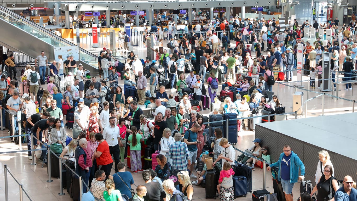 Zahlreiche Reisende warten im Hamburger Flughafen auf die Abfertigung (Archivbild): Auch zum Start der Herbstferien könnte es voll werden.