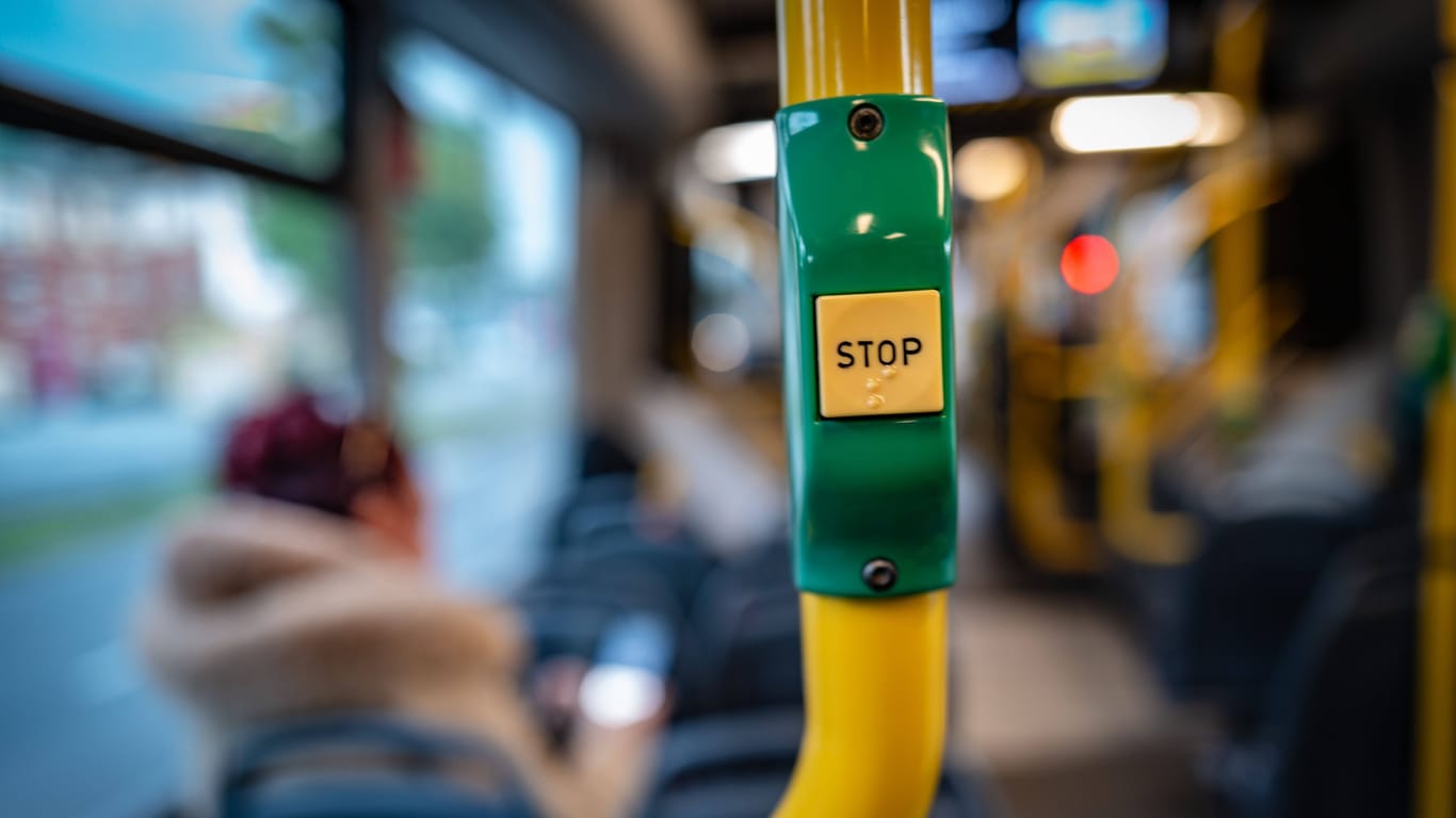 Ein BVG-Bus (Symbolbild): Ein Mann soll in einem Bus in Berlin ein Mädchen sexuell belästigt haben.