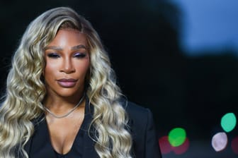 Serena Williams: Sie hatte eine Zyste am Hals.