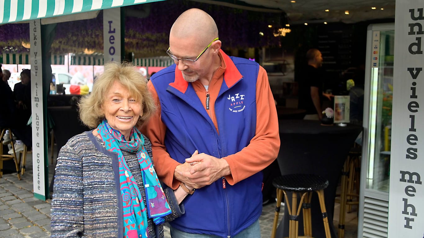 Knobloch mit einem Obst- und Gemüseverkäufer auf dem Viktualienmarkt: In München ist die 91-Jährige bekannt.