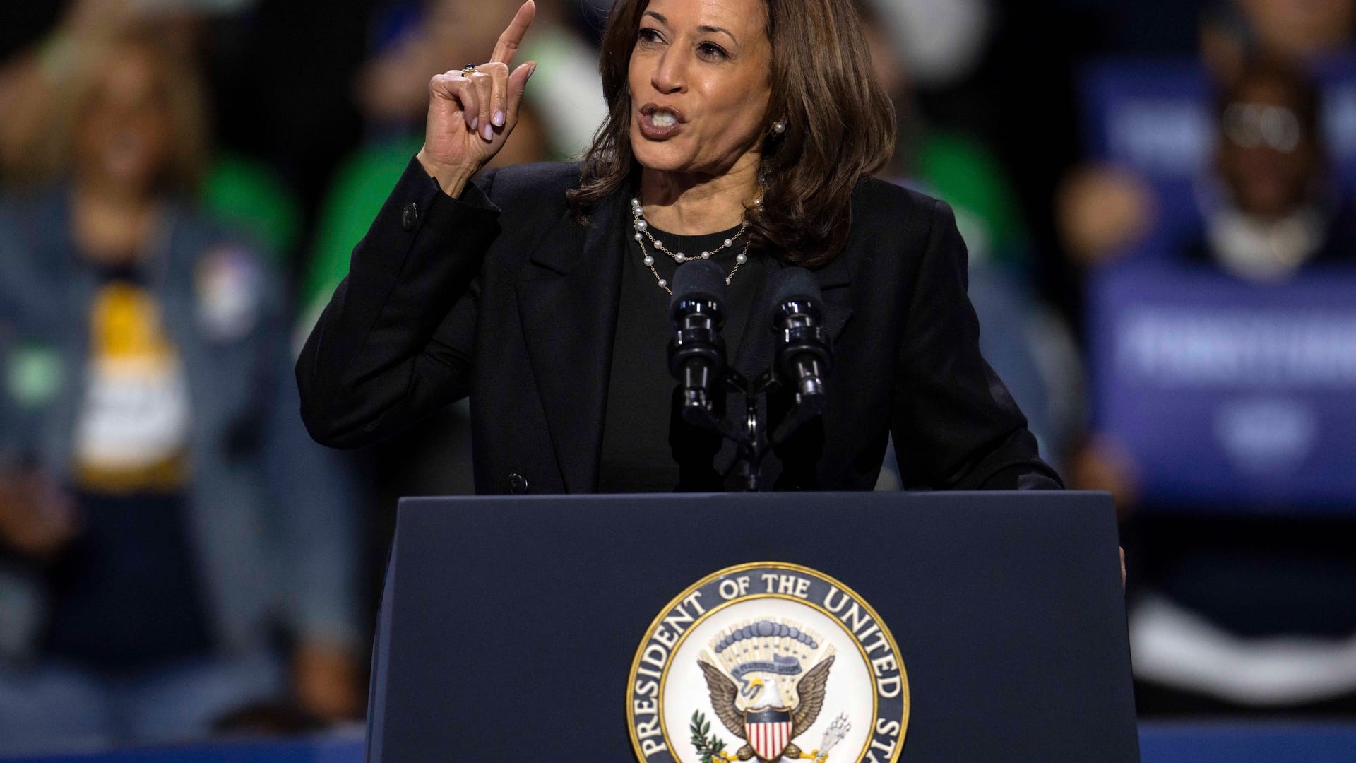 Kamala Harris spricht auf einer Wahlkampfveranstaltung in Pennsylvania