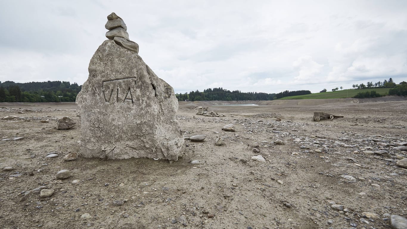 Auf dem Seegrund freigelegt: ein Gedenkstein an die römische Via Claudia (Archivbild).