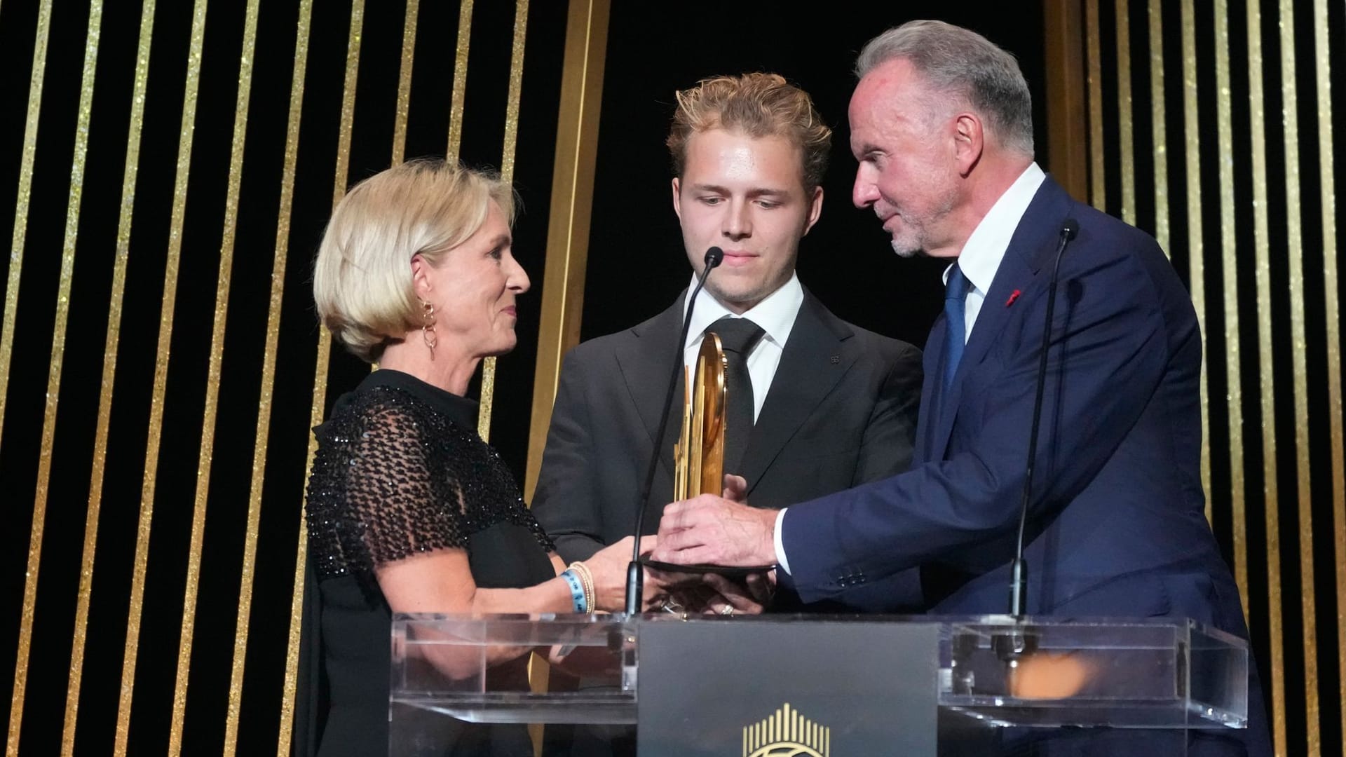 Gemeinsam auf der Bühne beim Ballon d'Or: Heidi Beckenbauer (l.), Joel Beckenbauer (m.) und Karl-Heinz Rummenigge.