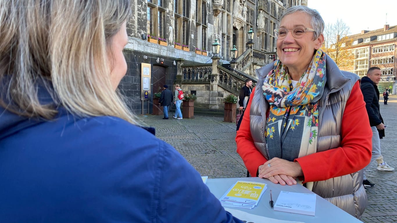 Regelmäßig tritt die Bürgermeisterin vor dem Rathaus mit den Menschen in den Dialog, weil sie sich wünscht, dass die Aachener den Wandel mitgestalten.