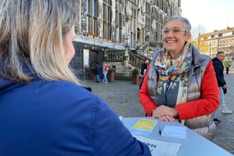 Regelmäßig tritt die Bürgermeisterin vor dem Rathaus mit den Menschen in den Dialog, weil sie sich wünscht, dass die Aachener den Wandel mitgestalten.