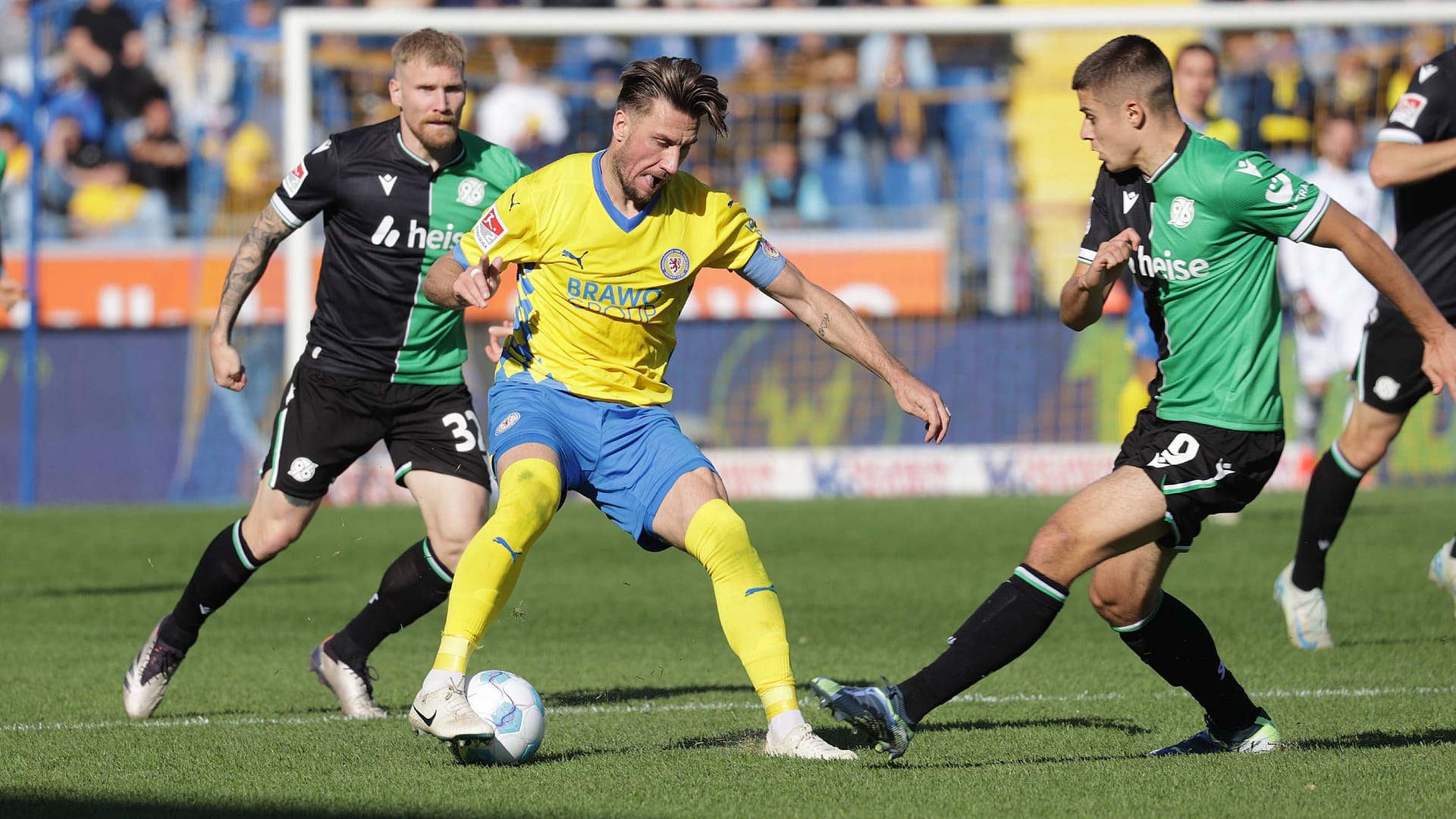 Braunschweigs Ermin Bičakčić im Duell mit Hannovers Nicolo Tresoldi (r.): Nach dem Derby zwischen beiden Teams kam es zu einer Auseinandersetzung unweit des Stadions.