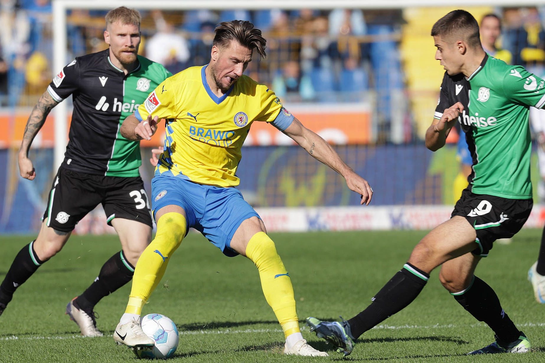 Braunschweigs Ermin Bičakčić im Duell mit Hannovers Nicolo Tresoldi (r.): Nach dem Derby zwischen beiden Teams kam es zu einer Auseinandersetzung unweit des Stadions.