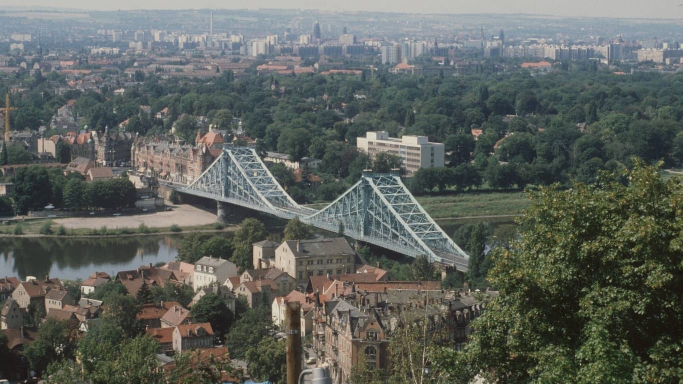 Dresden im Jahr 1993 mit Blick auf das neu eröffnete "Blaue Wunder" (Archivbild):