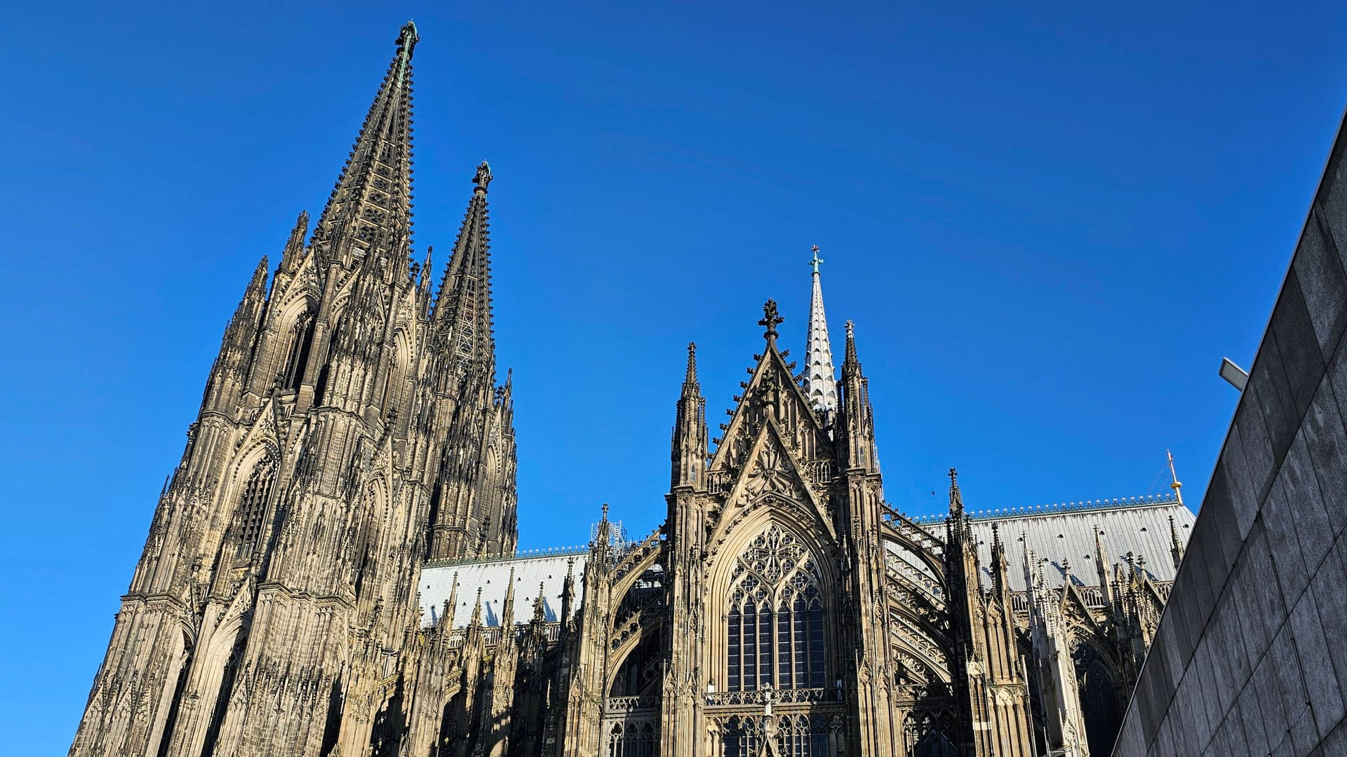 Der Kölner Dom: Mehrere Unbekannte sind in den frühen Morgenstunden offenbar auf die Domspitzen geklettert. Die Polizei hat die Ermittlungen aufgenommen.