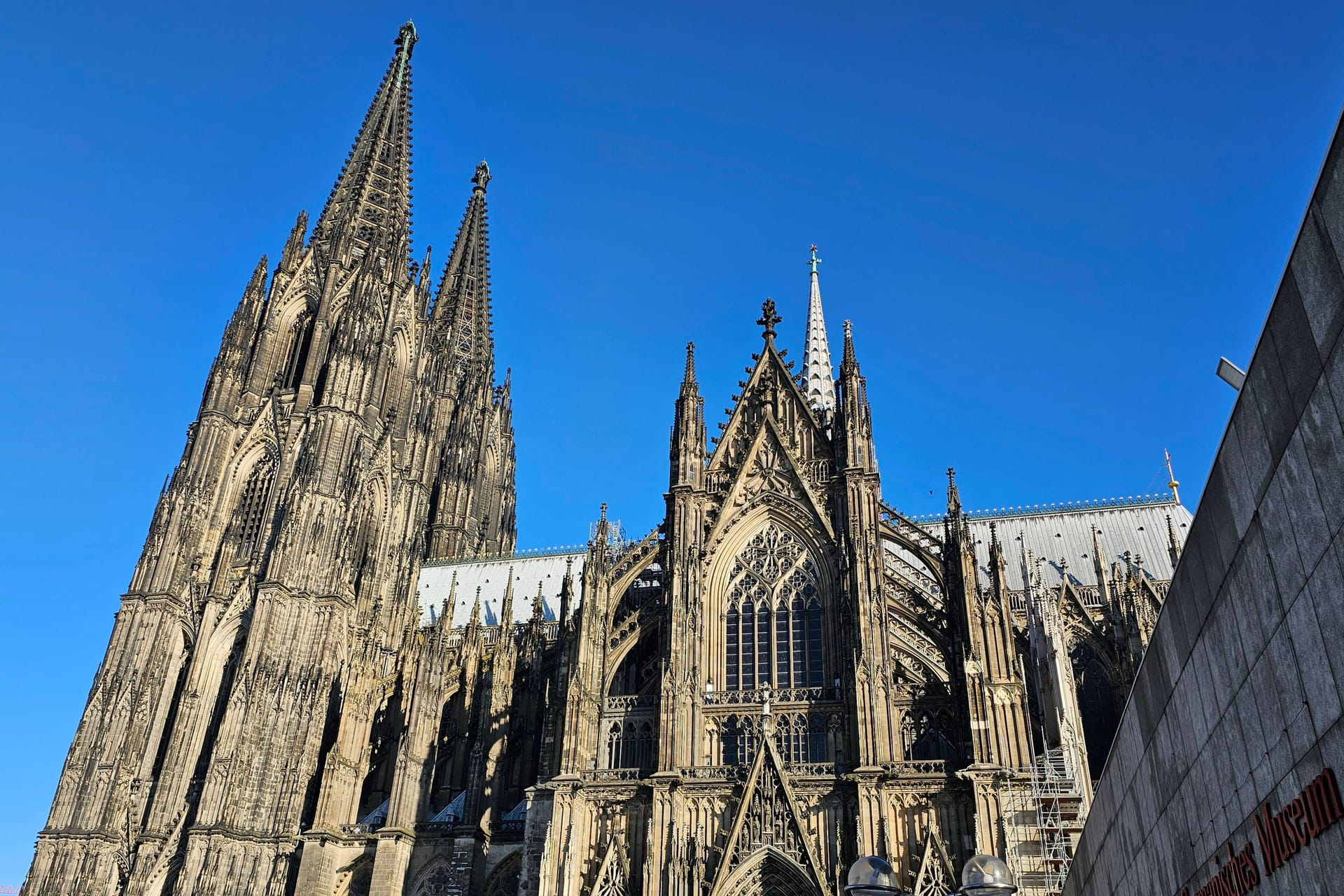 Der Kölner Dom: Mehrere Unbekannte sind in den frühen Morgenstunden offenbar auf die Domspitzen geklettert. Die Polizei hat die Ermittlungen aufgenommen.