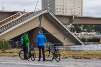 Zwei Radfahrer vor den Bauzäunen an der abgesperrten Carolabrücke (Archivbild):