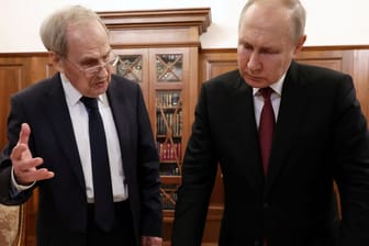 Russlands Machthaber Wladimir Putin (r.) lässt sich historische Karten zeigen. Versteht er sie auch?