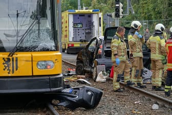 VU Kleinwagen kollidierte mit Straßenbahn - 2 Schwerverletzte