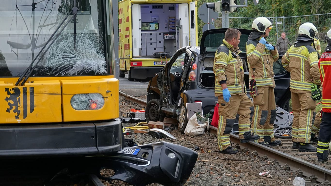 VU Kleinwagen kollidierte mit Straßenbahn - 2 Schwerverletzte