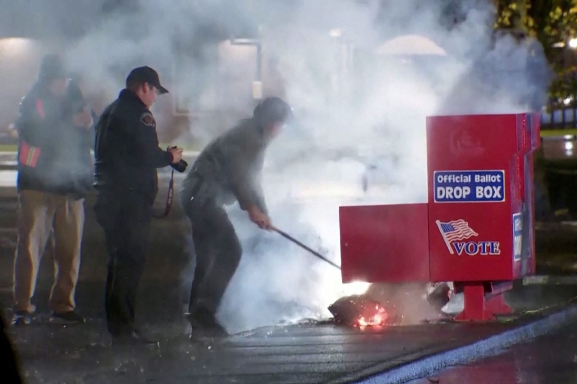 Feuerwehrleute löschen einen Brand in einem Wahllokal in Vancouver, im US-Bundesstaat Washington.