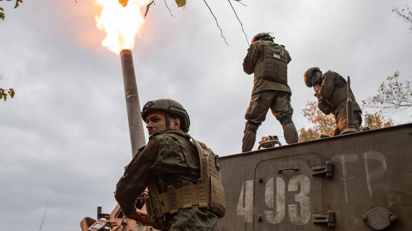 Russische Soldaten feuern einen schweren Mörser ab (Symbolbild): Putins Truppen greifen das ukrainische Dorf Kurachiwka an.