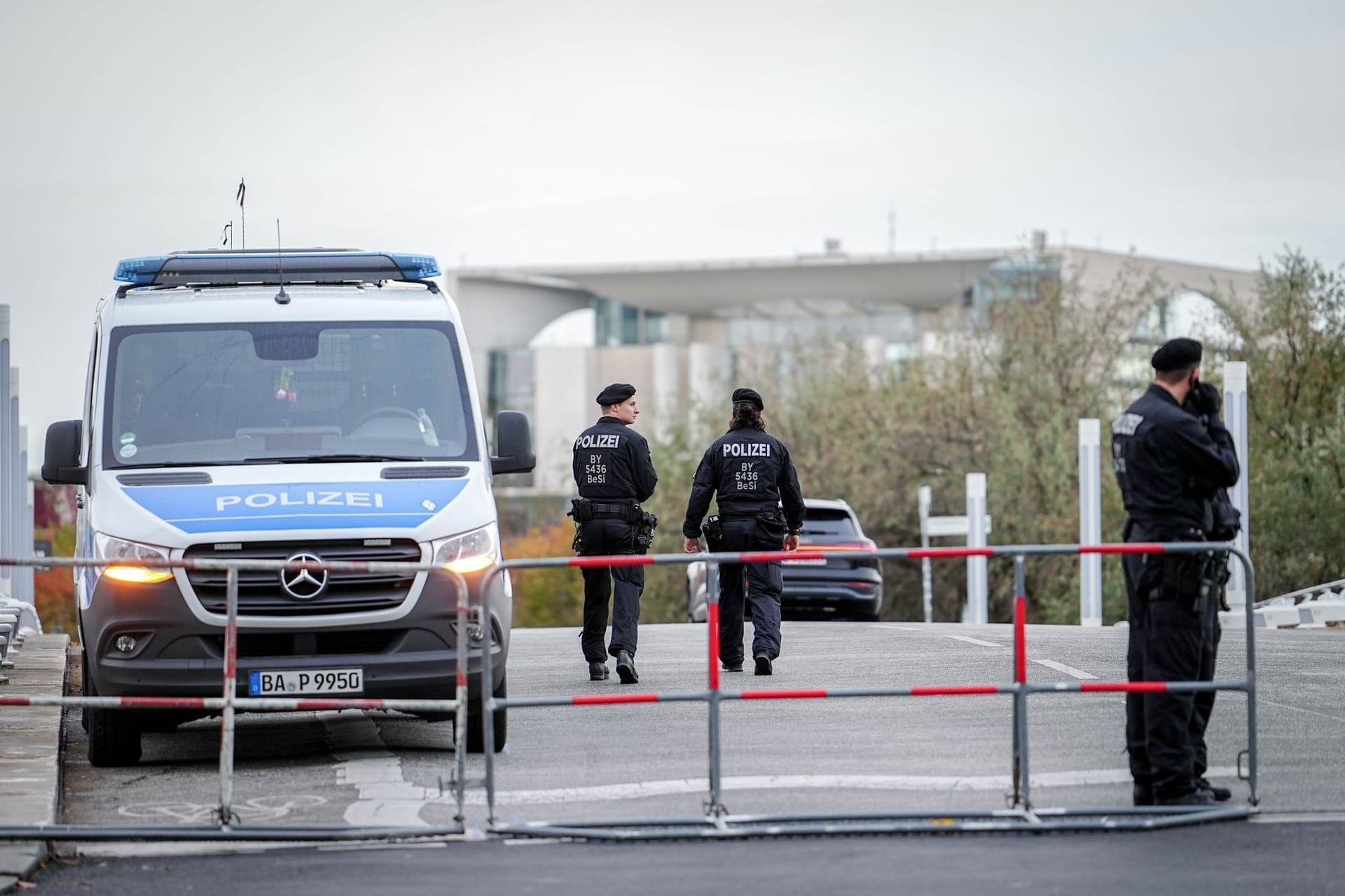 Polizisten sichern das Berliner Regierungsviertel.