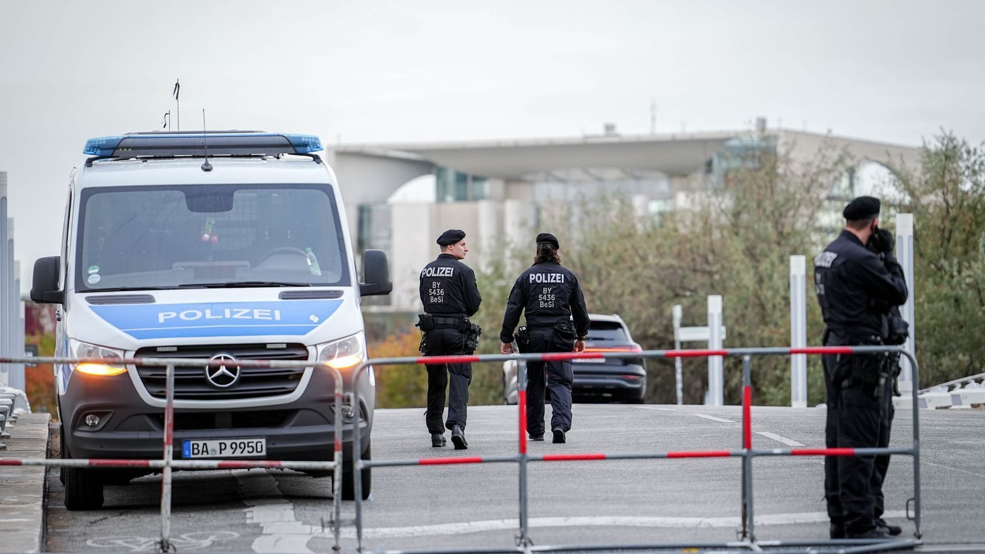 Polizisten sichern das Berliner Regierungsviertel.