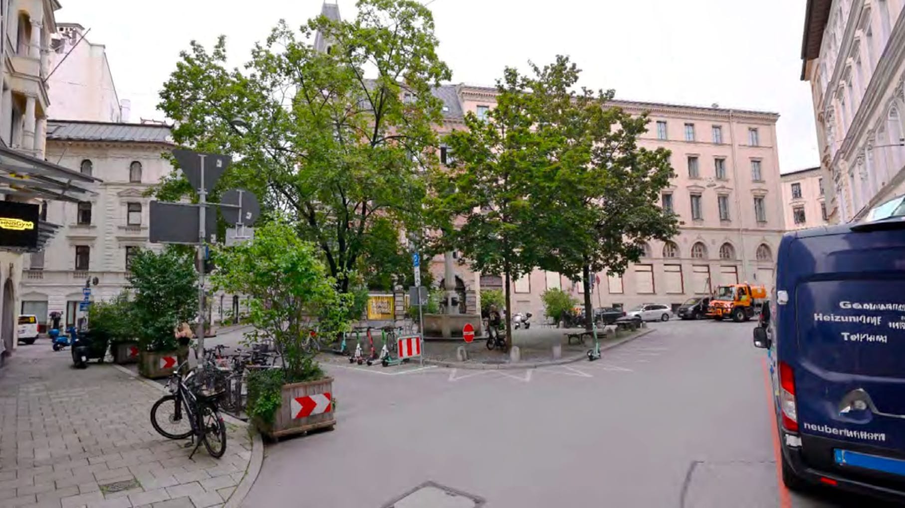 Der Platz Am Kosttor, wie er heute aussieht: Autos treffen auf Fahrräder, E-Roller und Fußgänger.