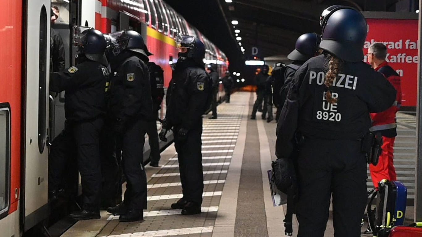 Bundespolizisten kontrollieren einen Zug mit HSV-Fans (Archivbild): Am Sonntag hinderte ein Einsatz viele Fans daran, das Spiel in Düsseldorf zu besuchen.