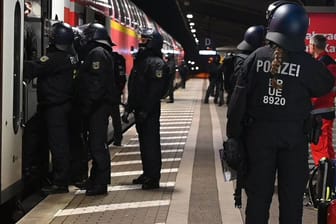 Bundespolizisten kontrollieren einen Zug mit HSV-Fans (Archivbild): Am Sonntag hinderte ein Einsatz viele Fans daran, das Spiel in Düsseldorf zu besuchen.