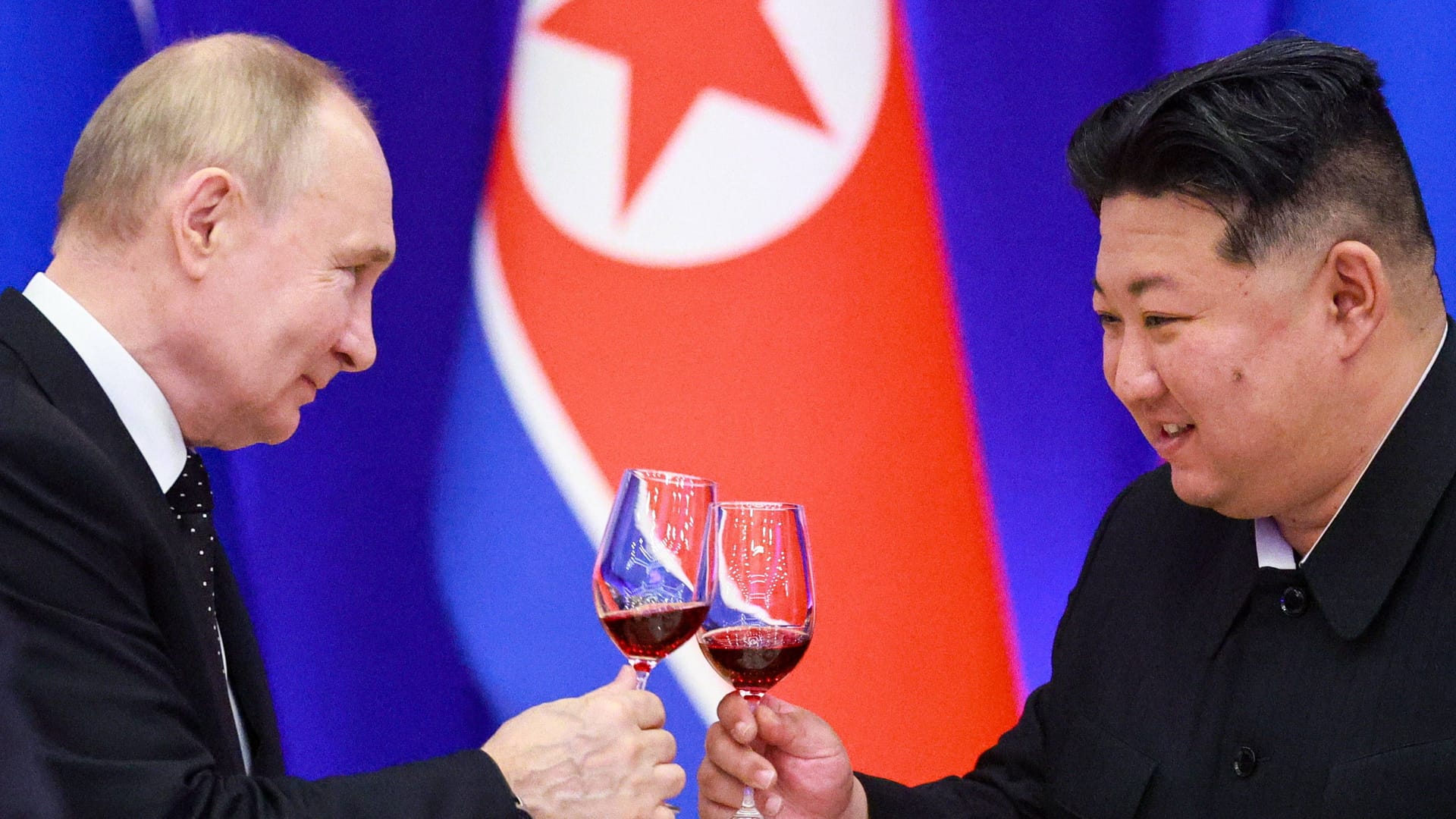 Wladimir Putin (l) und Kim Jong Un: Nordkorea soll den Russen eigene Truppen zur Verfügung gestellt haben.