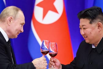 Wladimir Putin (l) und Kim Jong Un: Nordkorea soll den Russen eigene Truppen zur Verfügung gestellt haben.