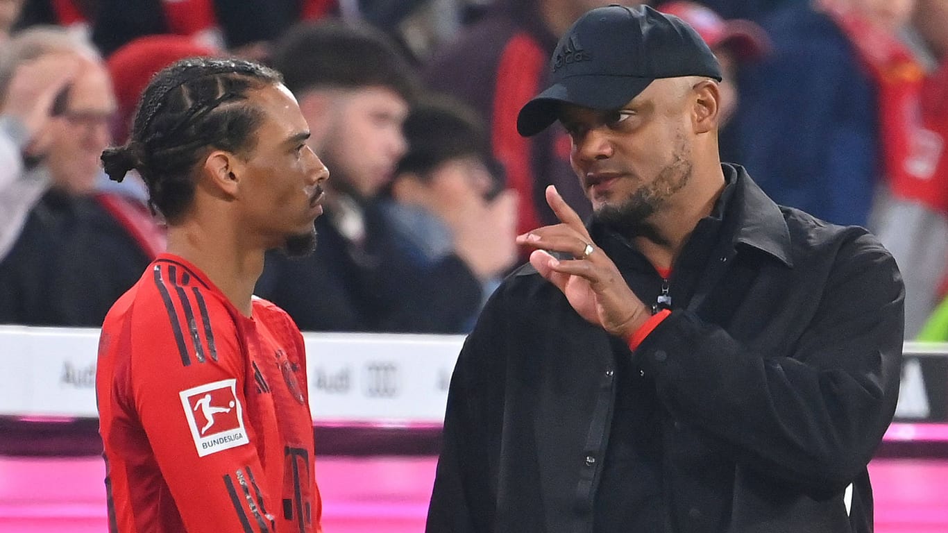 Leroy Sané (l.) und Vincent Kompany: Die beiden spielten bei Manchester City noch zusammen, jetzt sind sie beim FC Bayern wieder vereint.