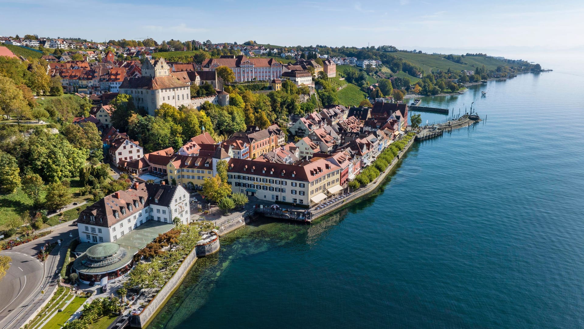 Luftbild von der Stadt Meersburg mit der historischen Altstadt, dem Hafen und der Seepromenade.