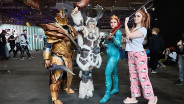 Die Messe-Besucher Lukas (v.l.), Lisa, Samaria und Kathi posieren in ihren Cosplay-Outfits.