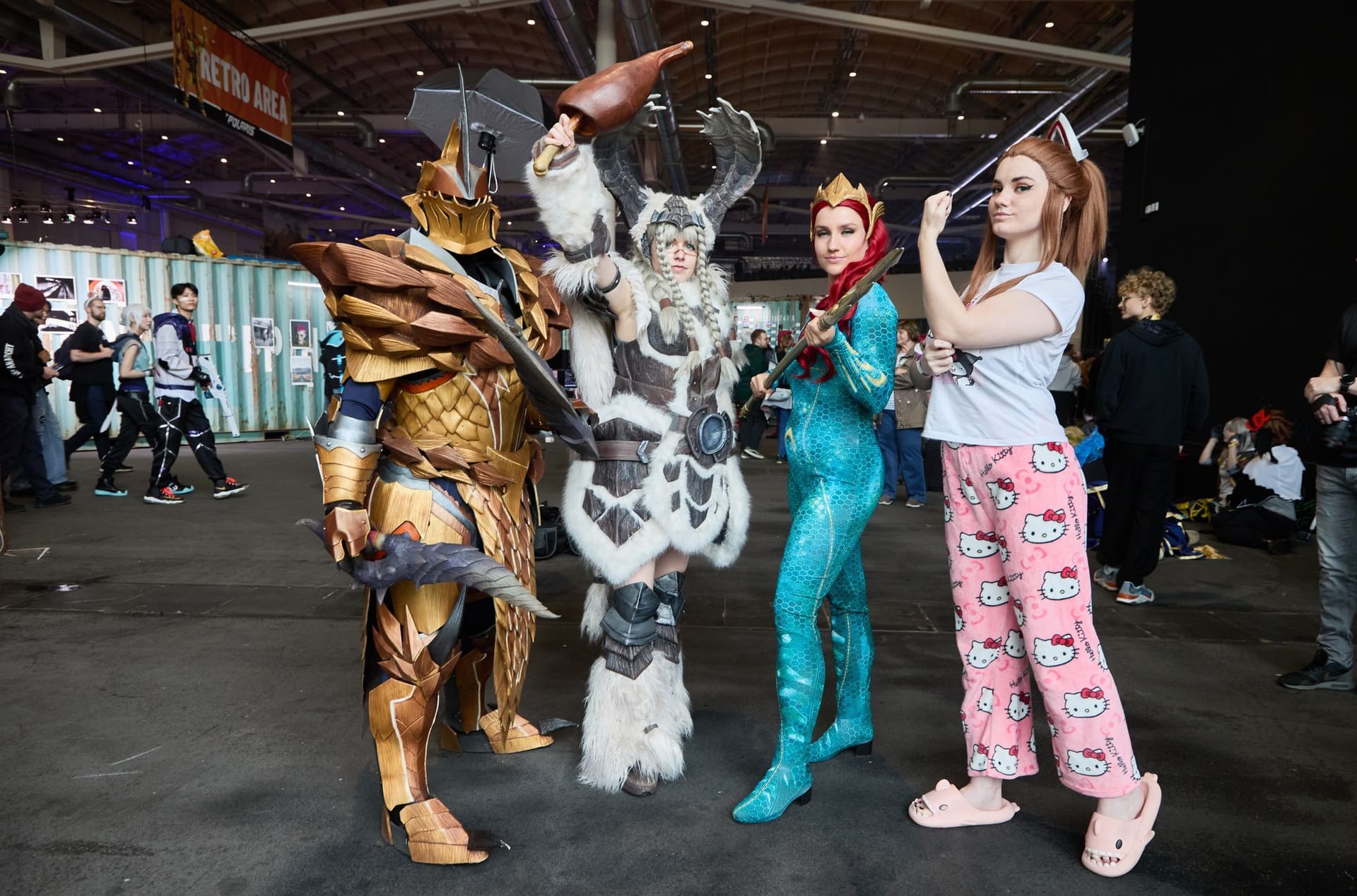 Die Messe-Besucher Lukas (v.l.), Lisa, Samaria und Kathi posieren in ihren Cosplay-Outfits.