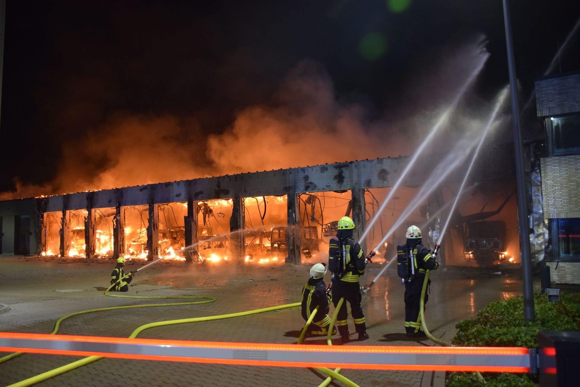 Feuer in Stadtallendorf: Feuerwehr muss eigenes Gebäude löschen.