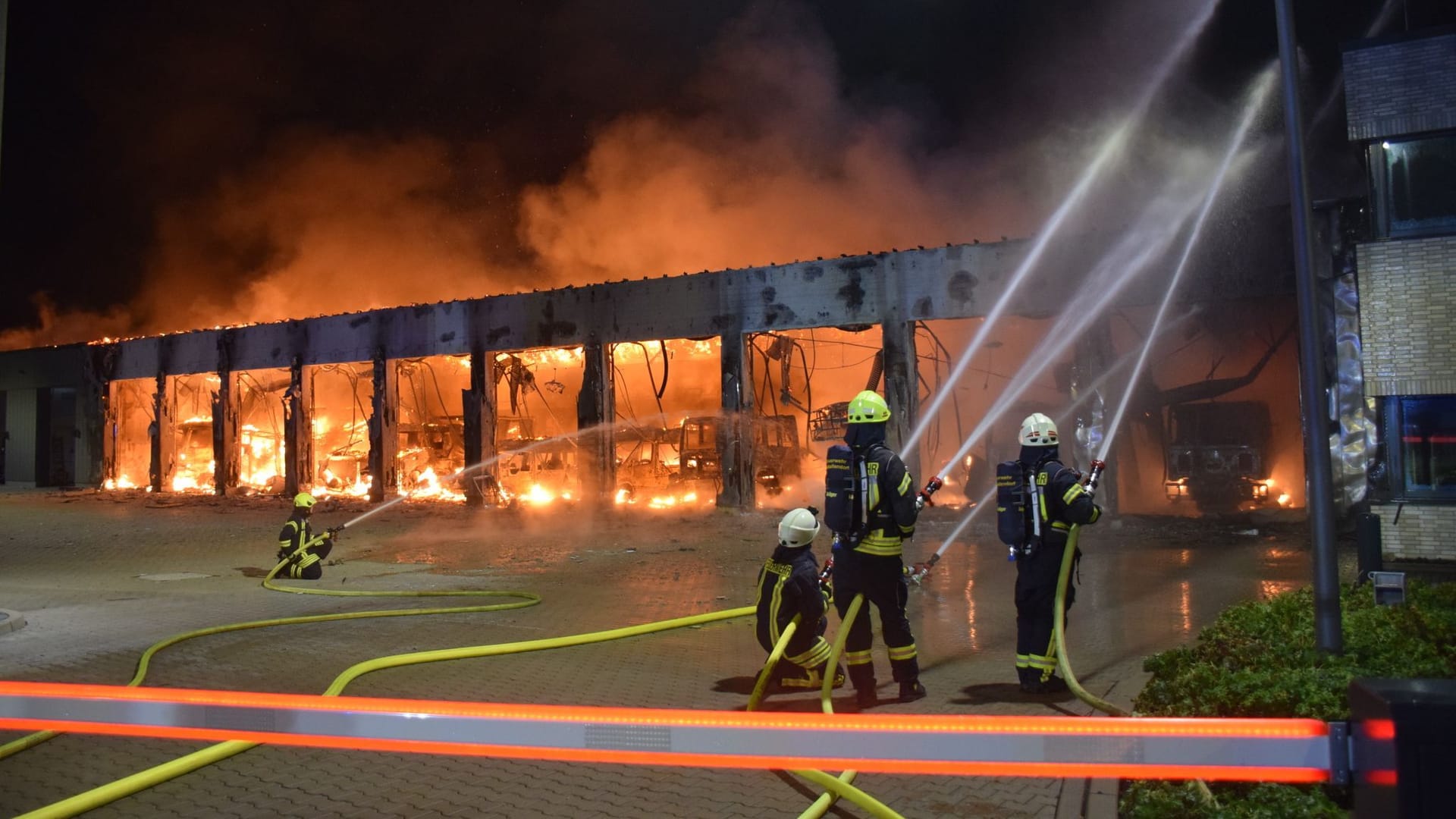 Feuer in Stadtallendorf: Feuerwehr muss eigenes Gebäude löschen.