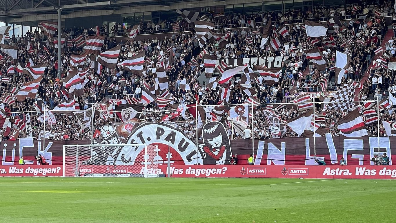 Volles Haus am Millerntor (Archivbild): Zwei Demonstrationen und das FC St. Pauli-Heimspiel könnten Verkehrsprobleme verursachen.