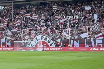 Volles Haus am Millerntor (Archivbild): Zwei Demonstrationen und das FC St. Pauli-Heimspiel könnten Verkehrsprobleme verursachen.