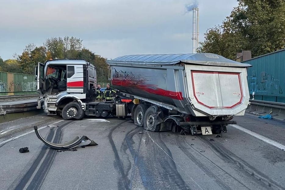 Der Lkw riss sich mehrere Achsen sowie tragende Elemente an der Zugmaschine und dem Auflieger ab.