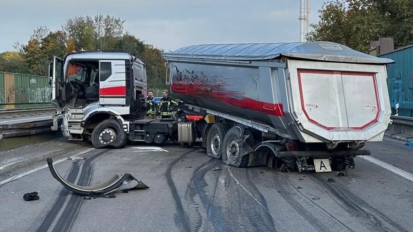 Der Lkw riss sich mehrere Achsen sowie tragende Elemente an der Zugmaschine und dem Auflieger ab.