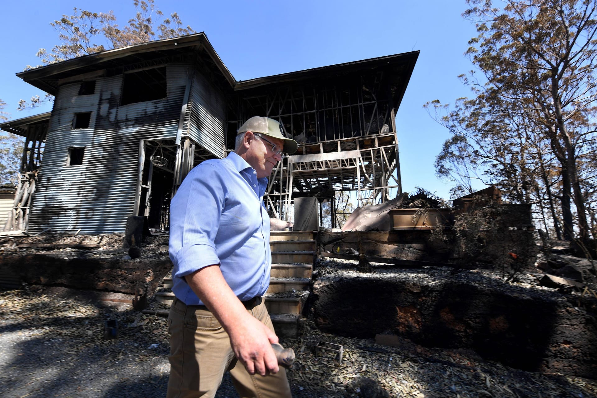 Scott Morrison vor einer "Sky Lodge", die den Feuern 2019 zum Opfer fiel.