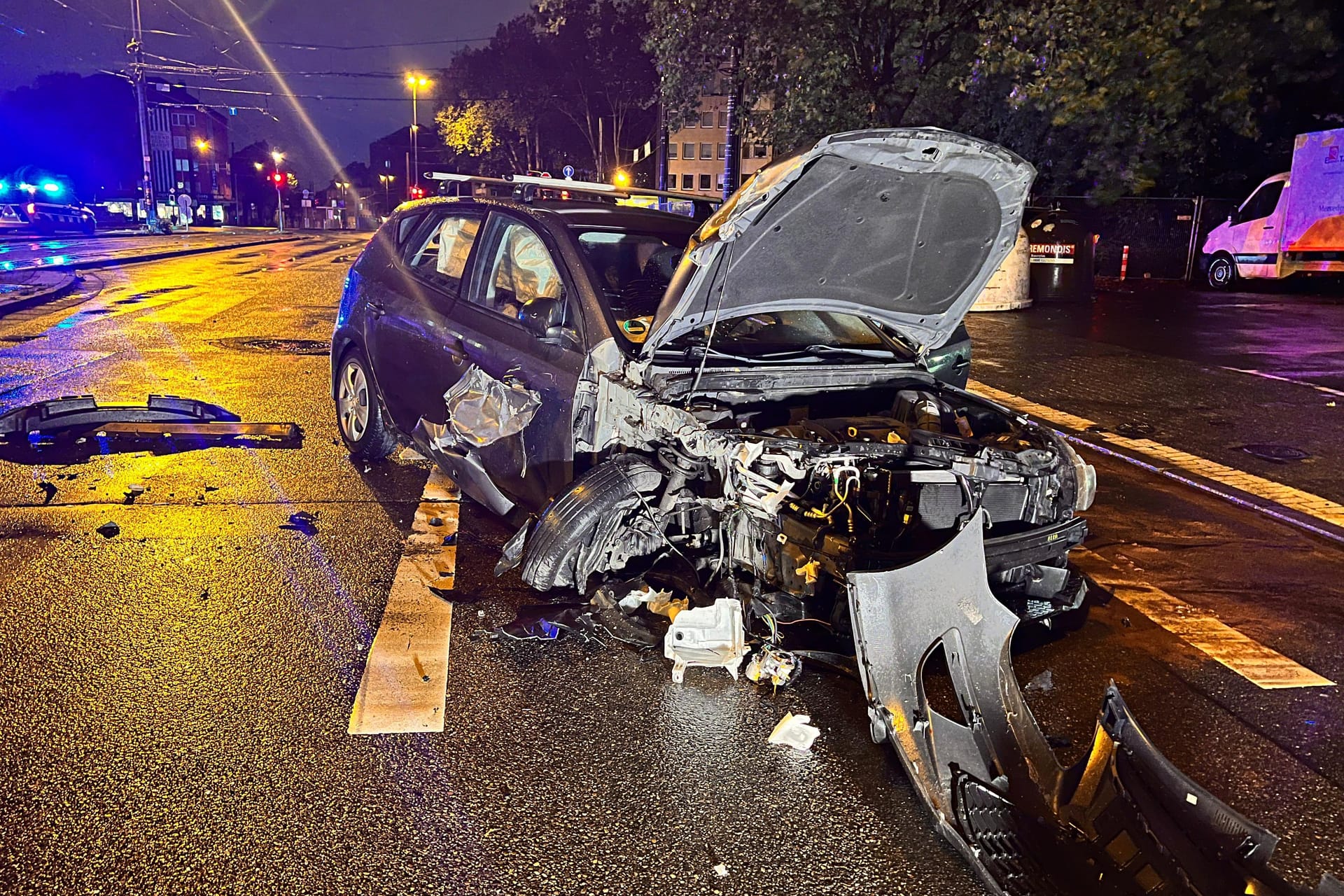 Ein demolierter VW auf der Steeler Straße: Der Fahrer verlor hatte die Kontrolle über sein Fahrzeug verloren.