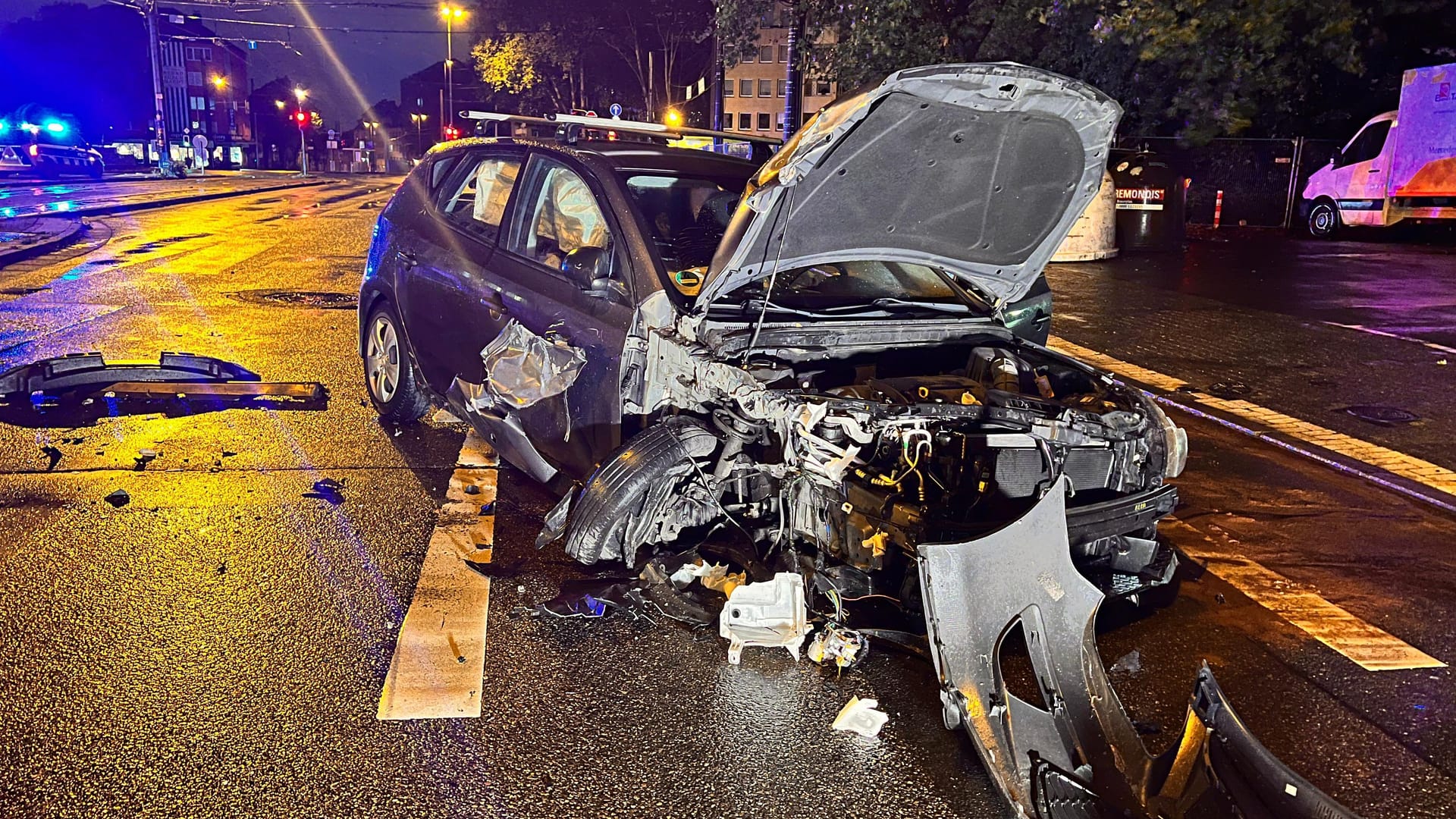 Ein demolierter VW auf der Steeler Straße: Der Fahrer verlor hatte die Kontrolle über sein Fahrzeug verloren.