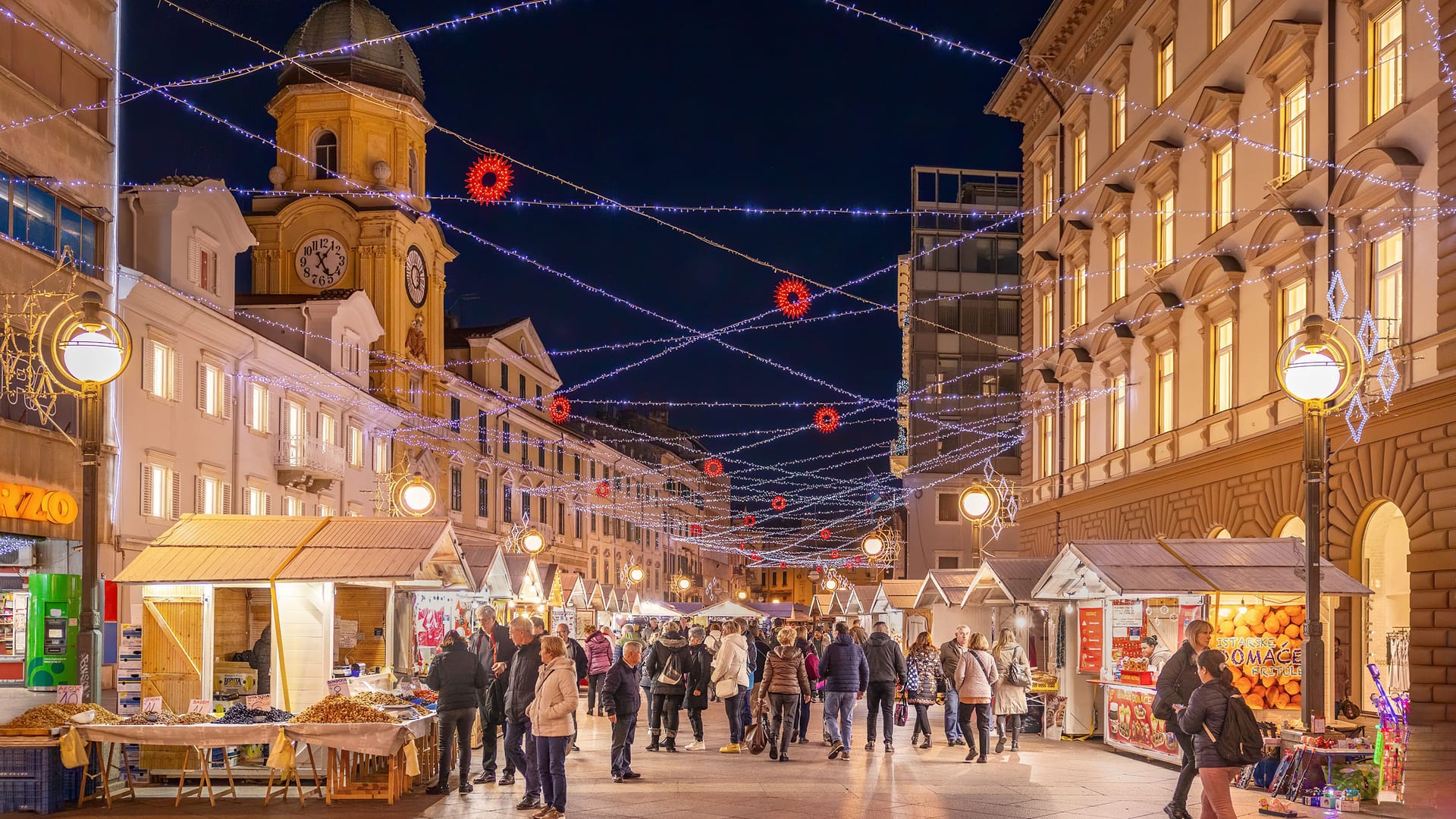 Die Weihnachtsstände zwischen alten Gemäuern schaffen eine ganz eigene, verträumte Atmosphäre.