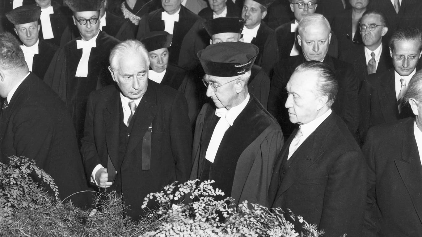 Eröffnung des Bundesverfassungsgerichts: Bundespräsident Theodor Heuss, BVG-Präsident Hermann Höpker-Aschoff und Bundeskanzler Konrad Adenauer waren anwesend.