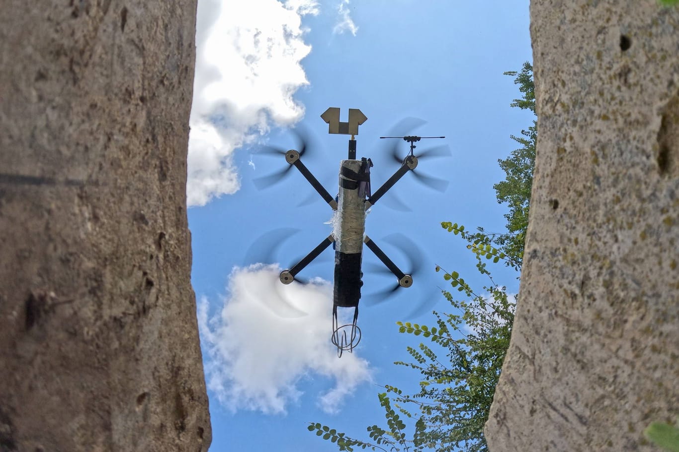 Eine russische Drohne schwebt über einem Haus in Cherson (Archivbild): Immer wieder werden Zivilisten ins Visier genommen.