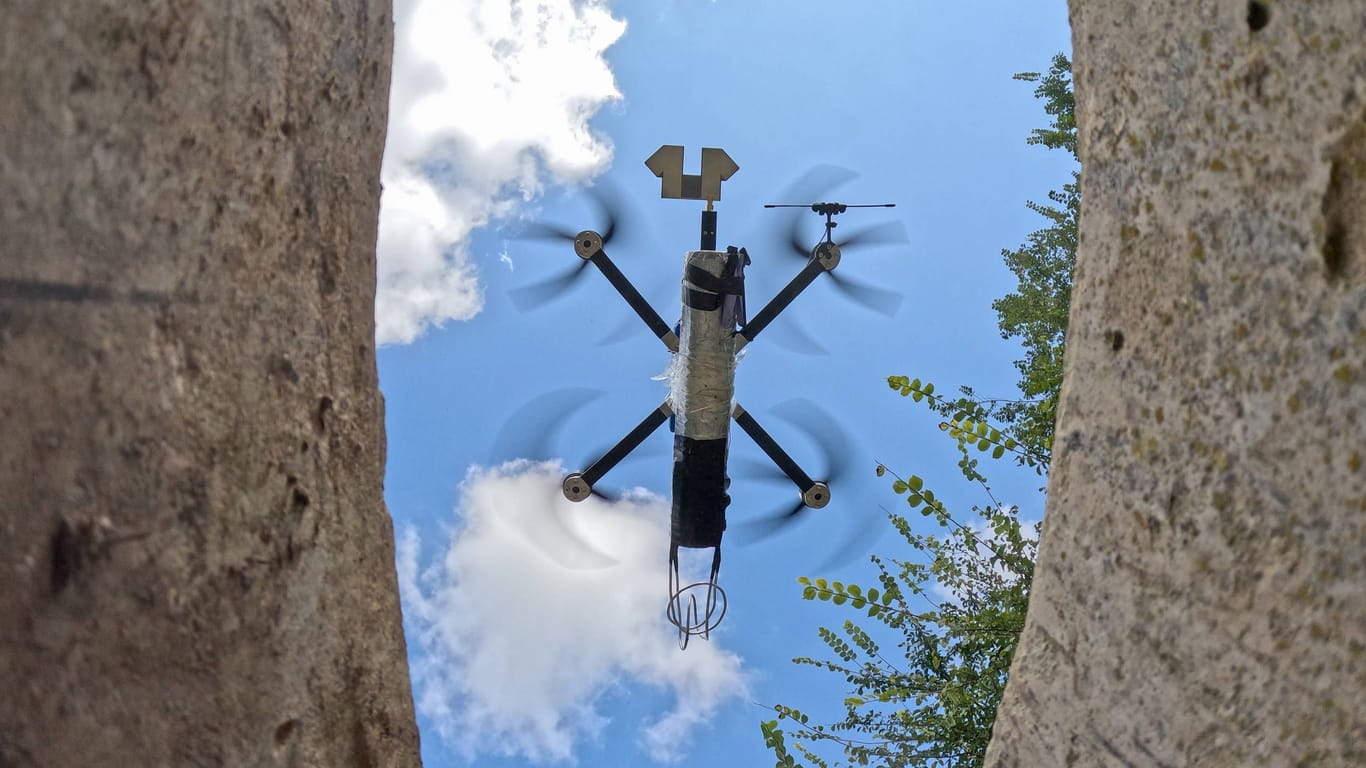 Eine russische Drohne schwebt über einem Haus in Cherson (Archivbild): Immer wieder werden Zivilisten ins Visier genommen.