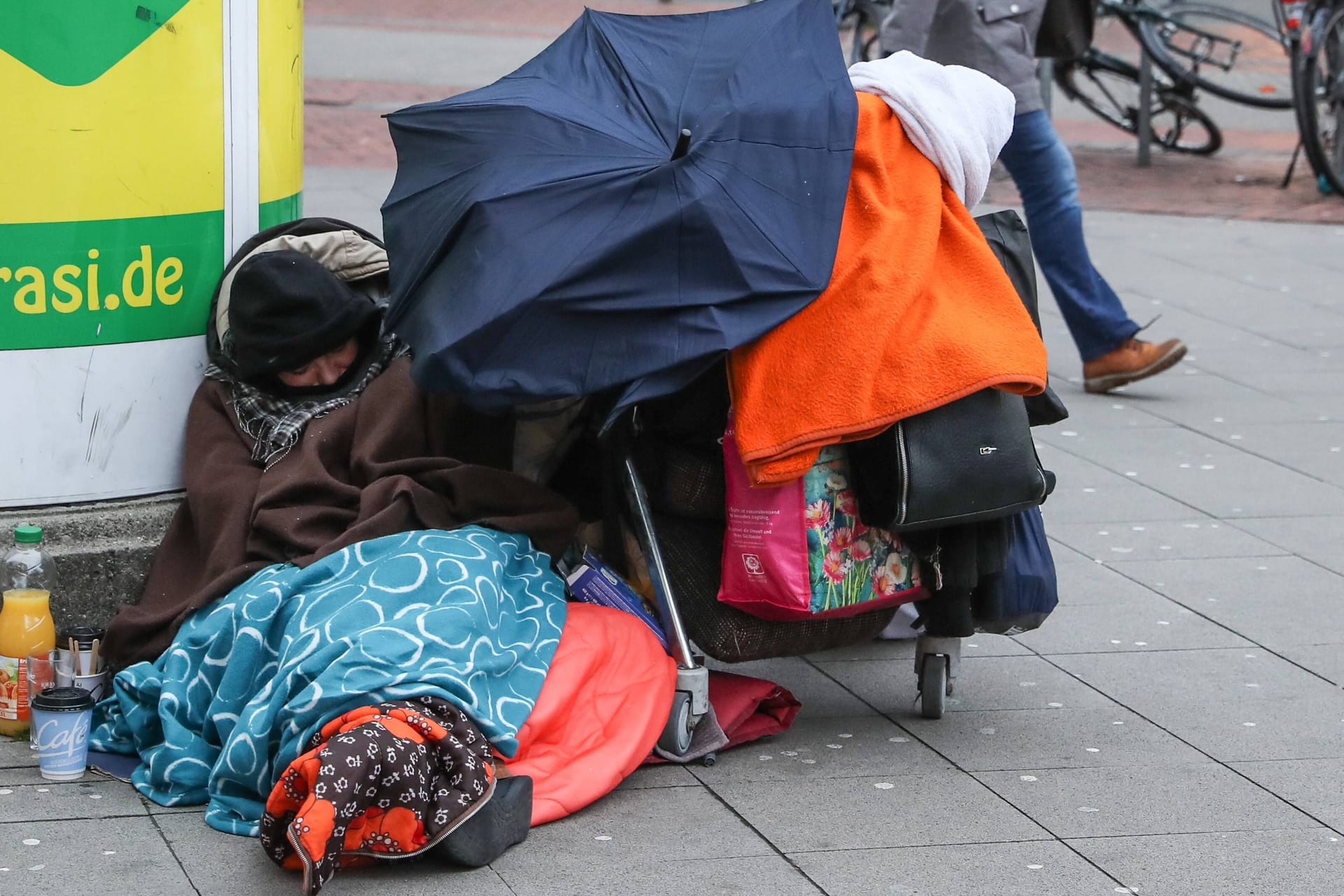 Obdachlose im Winter in der City von Hannover (Archivbild): In den kommenden Monaten erhalten sie zusätzliche Unterstützung und Schutz.