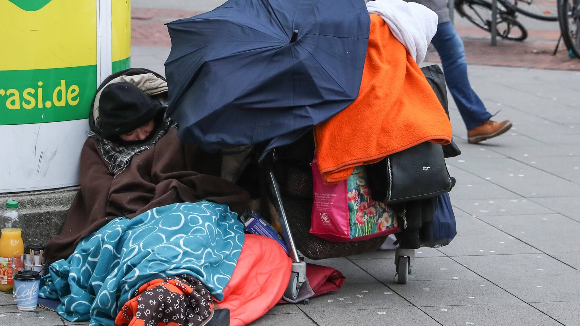 Obdachlose im Winter in der City von Hannover (Archivbild): In den kommenden Monaten erhalten sie zusätzliche Unterstützung und Schutz.