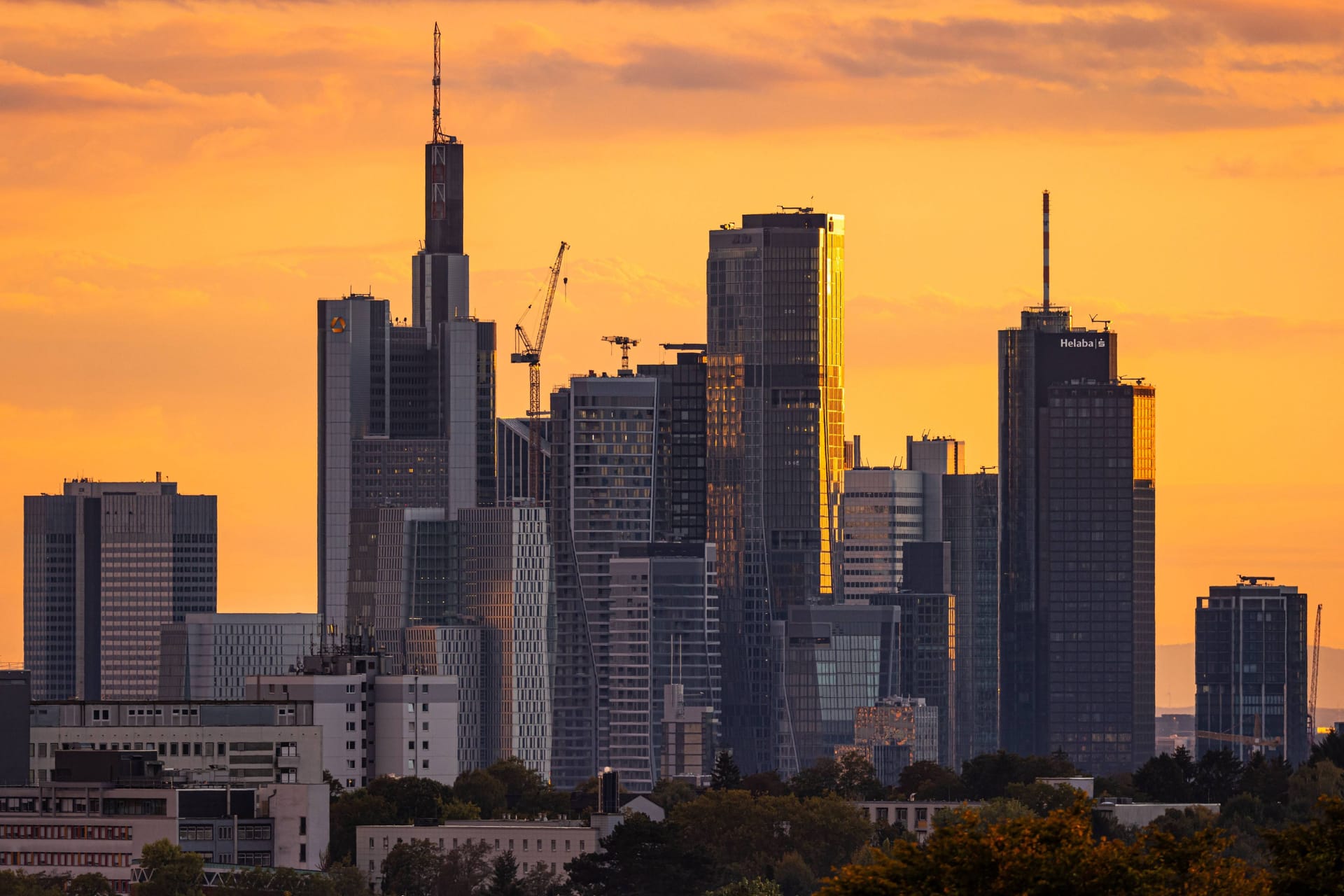 Die Frankfurter Skyline bei Sonnenuntergang. (Symbolfoto)