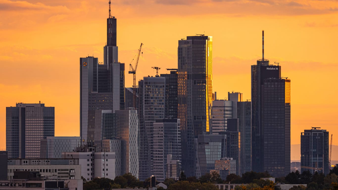 Die Frankfurter Skyline bei Sonnenuntergang. (Symbolfoto)