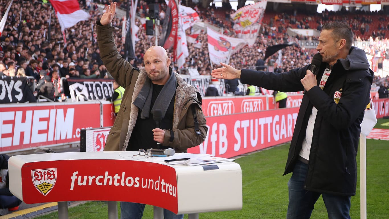 Christian Jungwirth (l.) im Stadion des VfB Stuttgart (Archivbild): In der Jugend schnürte der Kampfsportler einst selbst die Fußballschuhe für die Schwaben.